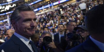 حاكم كاليفورنيا يتعهد بمحاربة ترامب