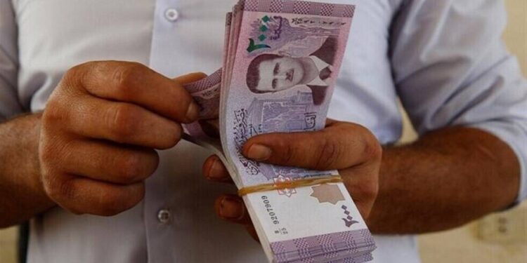 الليرة السورية تنتعش أمام الدولار مع عودة السوريين من لبنان والأردن