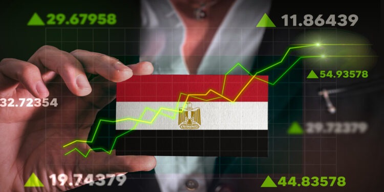 رجل أعمال مصري شهير يشير إلى أسوأ أزمة تواجه البلاد