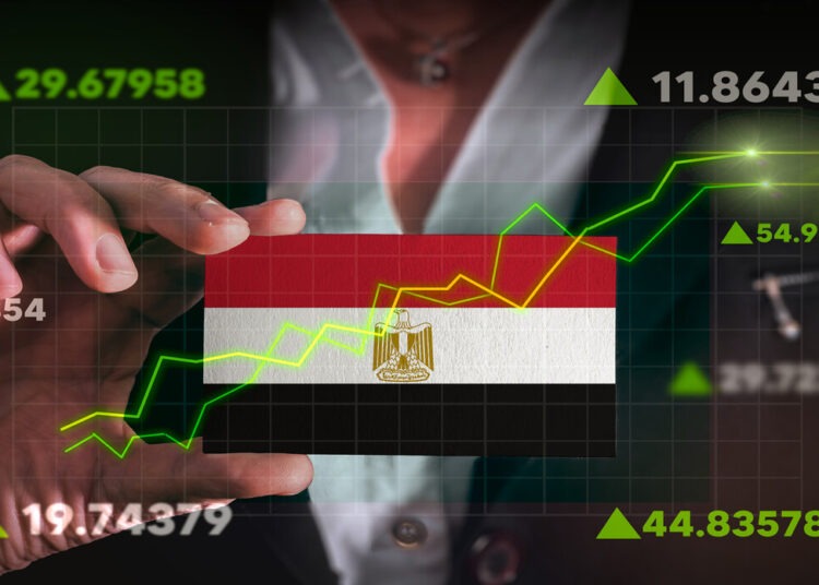 رجل أعمال مصري شهير يشير إلى أسوأ أزمة تواجه البلاد