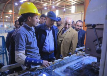 اليمن.. وزير الاقتصاد يتفقد مصنع الشركة العالمية للزجاج