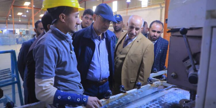 اليمن.. وزير الاقتصاد يتفقد مصنع الشركة العالمية للزجاج