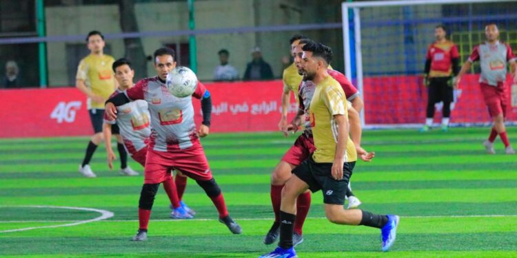 اليمن.. فريق وزارة النفط يكمل عقد المتأهلين لربع نهائي بطولة الشركات الثامنة لكرة القدم السباعية وبنك اليمن والكويت يتعادل مع يمن موبايل