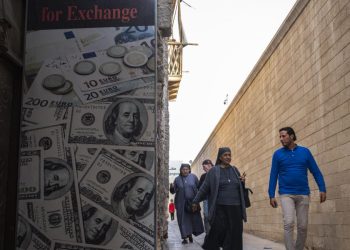 توقعات متشائمة لقطاع الأعمال في مصر يمليها التضخم وارتفاع الدولار وغلاء الطاقة والمياه