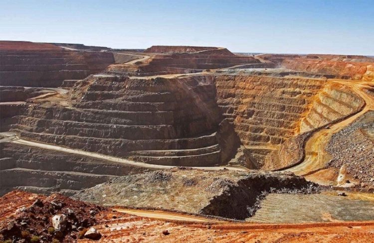 شركة استرالية تبدأ باستخراج معدن نفيس نادر في دولة عربية.. ما هي؟!