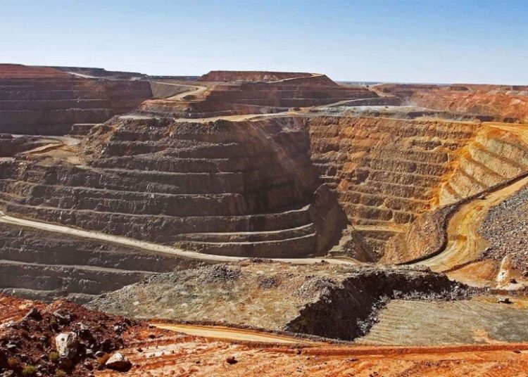 شركة استرالية تبدأ باستخراج معدن نفيس نادر في دولة عربية.. ما هي؟!