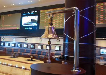 الرسوم الجمركية الأمريكية تلقي بظلالها القاتمة على 6 بنوك عمانية مدرجة في بورصة مسقط