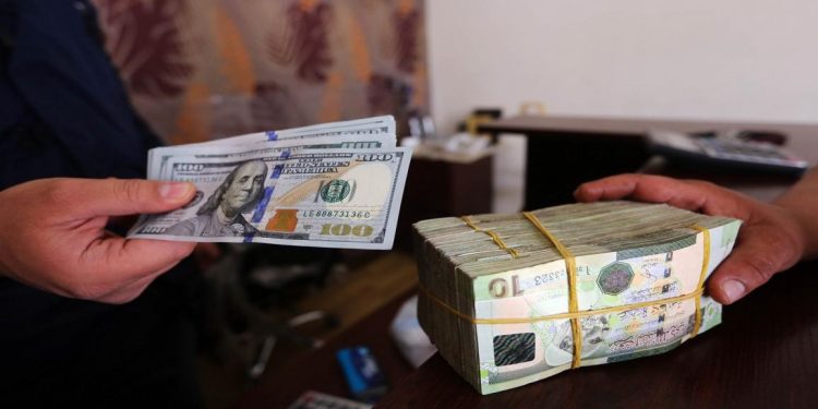 الدينار الليبي يتمزق وانفلات الانفاق الموازي ينذر بكارثة اقتصادية.. ما هي الحلول المتاحة؟!