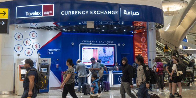 حروب ترامب التجارية تضر ارتباط الخليج بالدولار