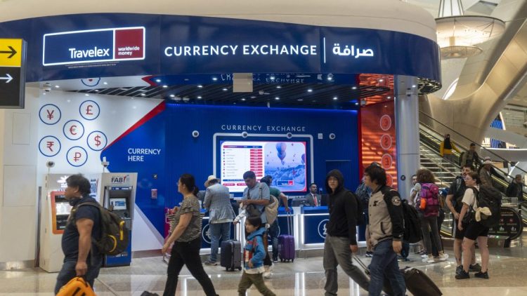 حروب ترامب التجارية تضر ارتباط الخليج بالدولار