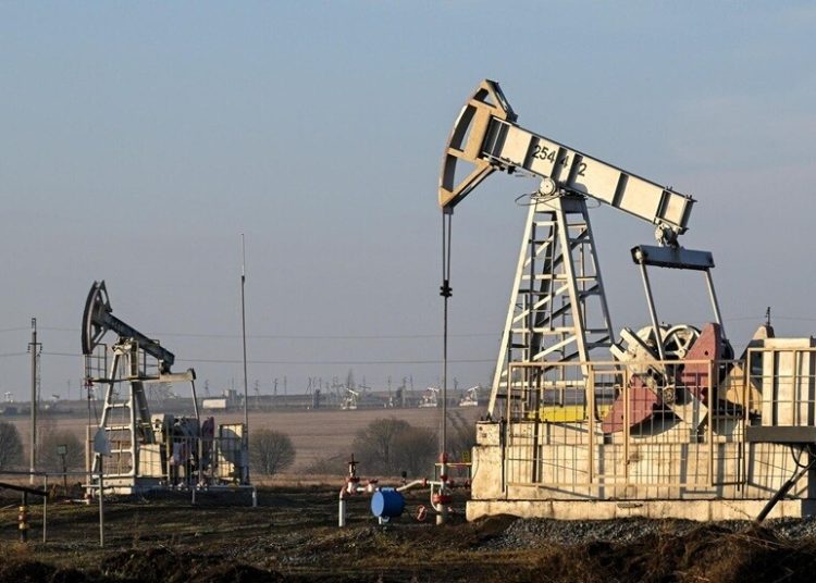 نفط “برنت” ينخفض إلى ما دون 67 دولارا للمرة الأولى منذ 11 يونيو