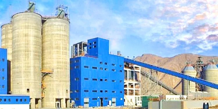 اليمن.. تعرض حافلة موظفي شركة الوحدة للاسمنت بمنطقة الجول لهجوم مسلح وإصابة اثنين منهم