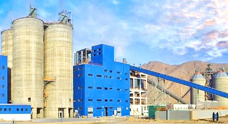 اليمن.. تعرض حافلة موظفي شركة الوحدة للاسمنت بمنطقة الجول لهجوم مسلح وإصابة اثنين منهم