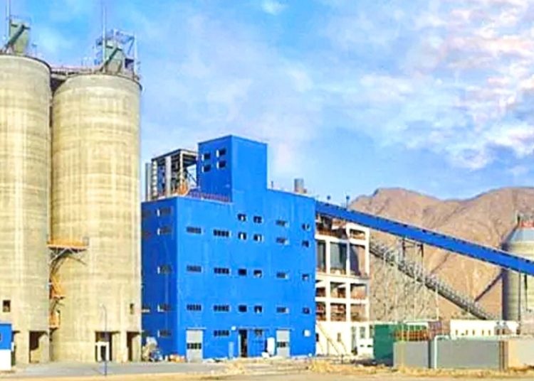 اليمن.. تعرض حافلة موظفي شركة الوحدة للاسمنت بمنطقة الجول لهجوم مسلح وإصابة اثنين منهم