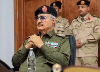 اتهامات تحاصر حفتر.. مليارات مزورة تزلزل سوق النقد في ليبيا