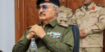 اتهامات تحاصر حفتر.. مليارات مزورة تزلزل سوق النقد في ليبيا