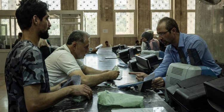 الحكومة السورية تستبدل الأوراق النقدية وتحذف صفرين