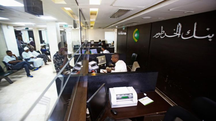 بنك دارفور يمهد لانقسام السلطة النقدية السودانية بعملة الجنيه السوداني القديم