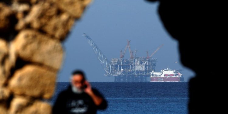 فجوة الإمدادات في عدن تشعل الشارع وحالة طوارئ لمواجهتها