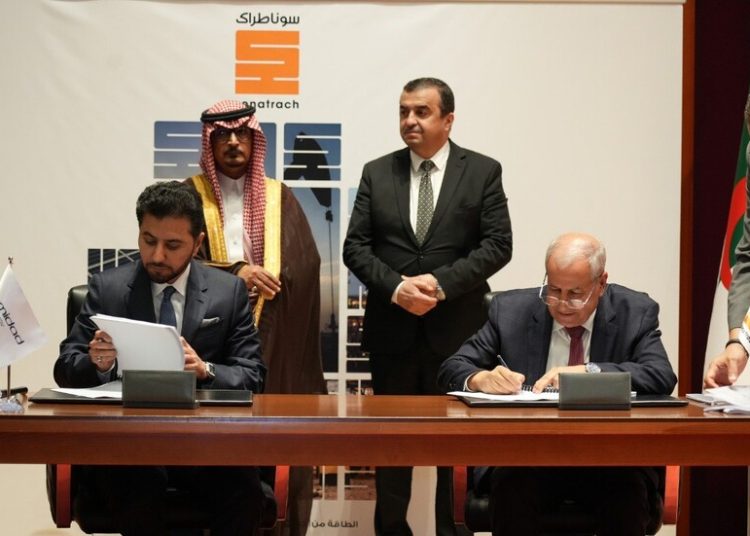 السعودية والجزائر توقعان صفقة لاستغلال المحروقات في جنوب الجزائر