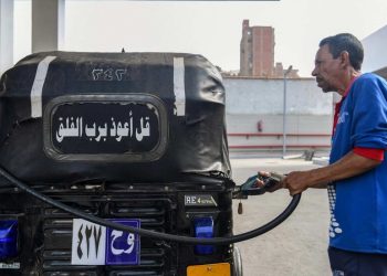 خبير اقتصادي مصري يكشف انعكاسات رفع الوقود على المواطنين والاقتصاد المصري