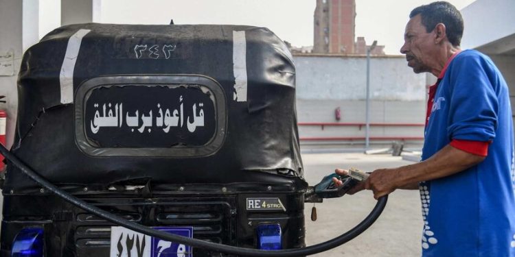 خبير اقتصادي مصري يكشف انعكاسات رفع الوقود على المواطنين والاقتصاد المصري