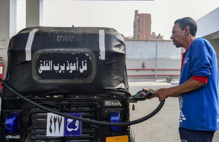 خبير اقتصادي مصري يكشف انعكاسات رفع الوقود على المواطنين والاقتصاد المصري