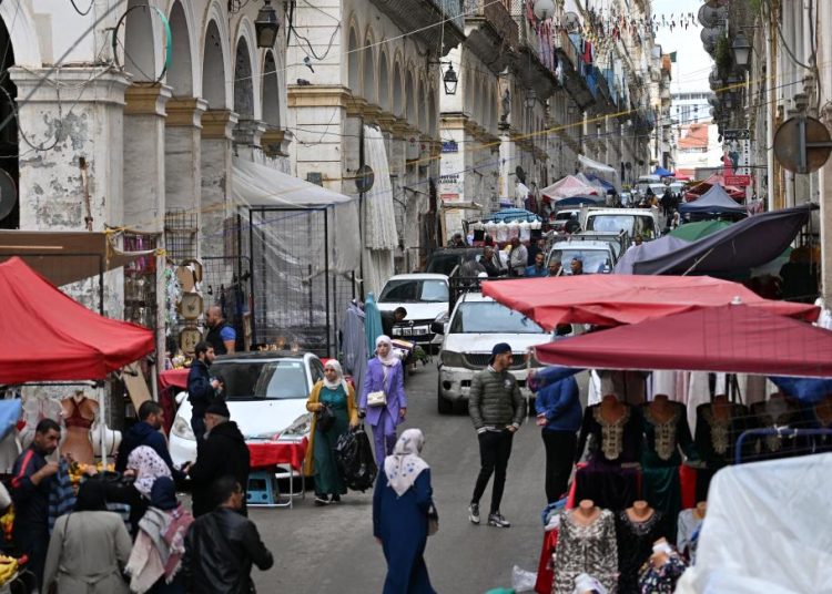 82% الفارق بين السعرين الرسمي والموازي للدينار الجزائري