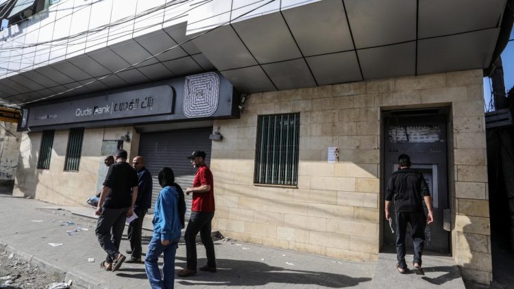 بنوك غزة تعود للعمل ولكن من دون أموال… لا سحب ولا إيداع