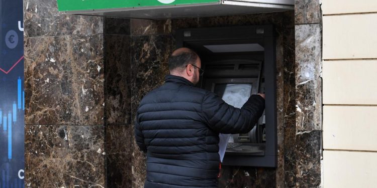 وسط تجاهل السلطة التونسية.. اضراب البنوك يلقي بظلاله القاتمة على الاقتصاد والمواطن