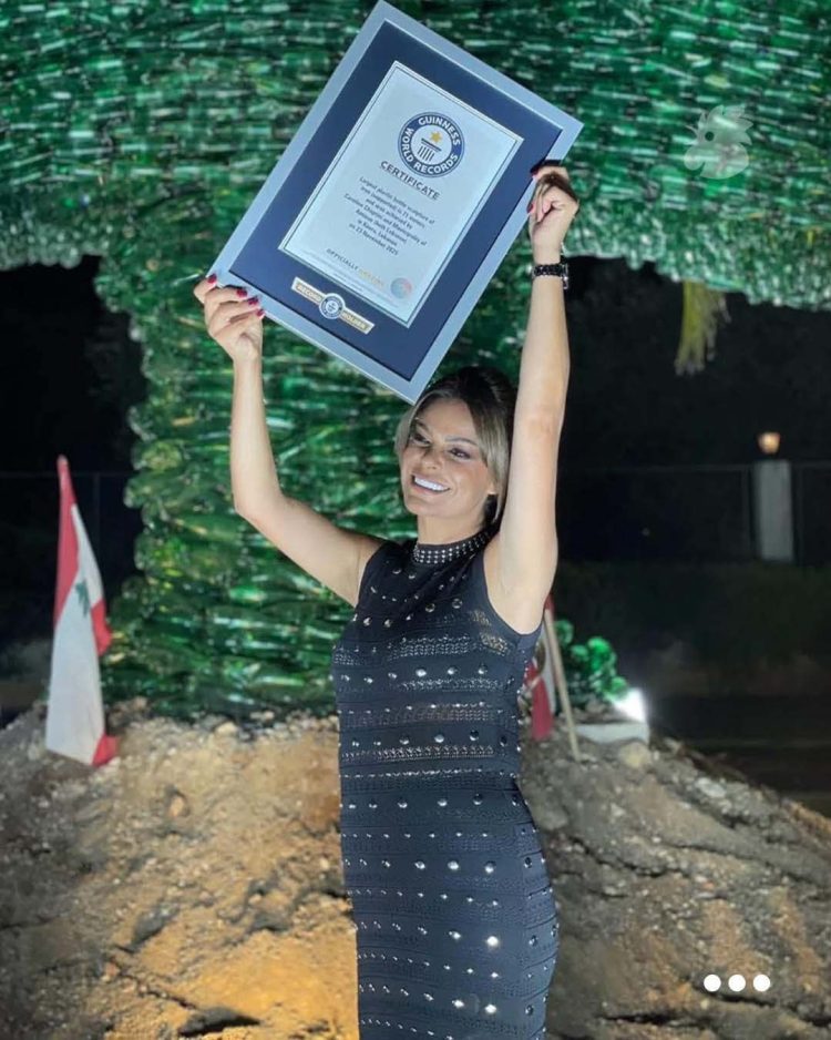 أكبر شجرة أرز بلاستيكية في العالم لشبطيني بالاستقلال