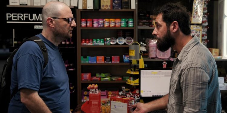 “فرونت رو” و”أباجور” يطلقان الفيلم الروائي “بطاطا شيبس عَ فستق” وهو الأول لفؤاد يمّين  محاولاً الإجابة عن أسئلة أزلية عن الهوية والفوضى والانكسار والإنسانية