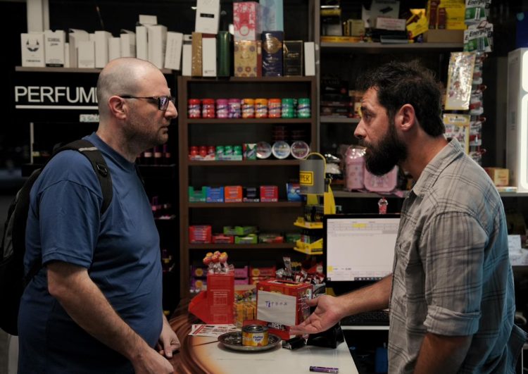 “فرونت رو” و”أباجور” يطلقان الفيلم الروائي “بطاطا شيبس عَ فستق” وهو الأول لفؤاد يمّين  محاولاً الإجابة عن أسئلة أزلية عن الهوية والفوضى والانكسار والإنسانية