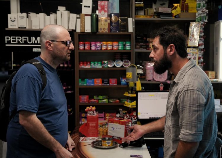 “فرونت رو” و”أباجور” يطلقان الفيلم الروائي “بطاطا شيبس عَ فستق” وهو الأول لفؤاد يمّين محاولاً الإجابة عن أسئلة أزلية عن الهوية والفوضى والانكسار والإنسانية