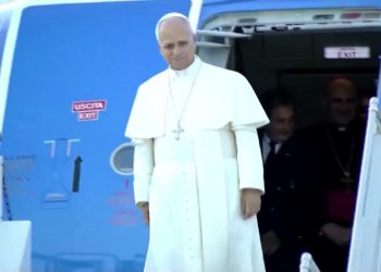 البابا لاوون الرابع عشر يصل إلى بيروت وسط مراسم استقبال رسمية وشعبية