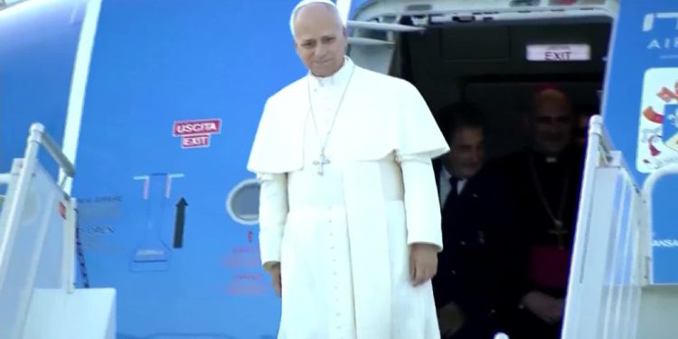 البابا لاوون الرابع عشر يصل إلى بيروت وسط مراسم استقبال رسمية وشعبية