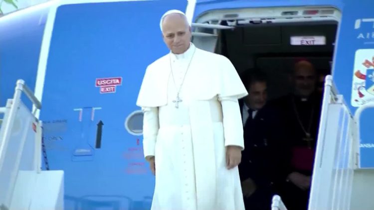 البابا لاوون الرابع عشر يصل إلى بيروت وسط مراسم استقبال رسمية وشعبية