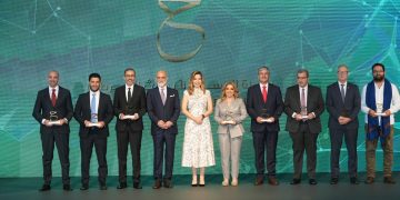 مندوبا عن الملك والملكة الأمير طلال يكرم الفائزين بجائزة الحسين لأبحاث السرطان