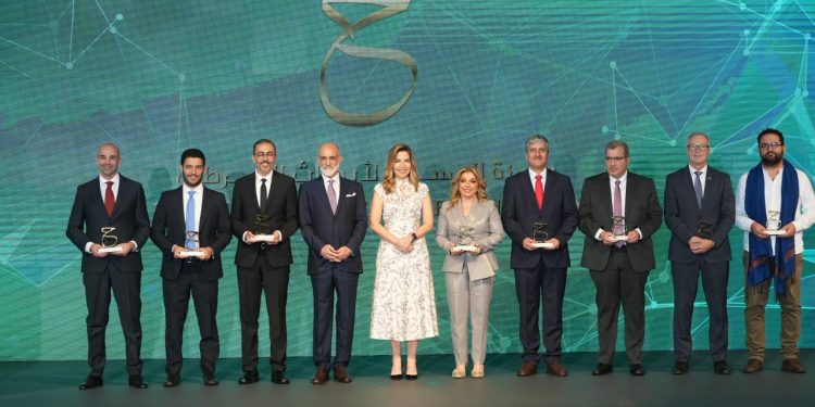 مندوبا عن الملك والملكة الأمير طلال يكرم الفائزين بجائزة الحسين لأبحاث السرطان