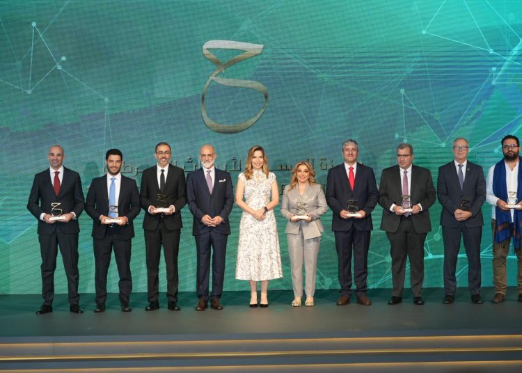 مندوبا عن الملك والملكة الأمير طلال يكرم الفائزين بجائزة الحسين لأبحاث السرطان