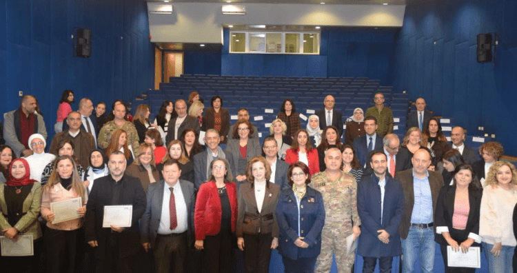 المعهد الوطني للإدارة وزع الشهادات على المشاركين في دورات مهارات التفاوض وإدارة الأزمات