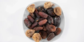 أيهما أفضل لصحة الأمعاء وضبط مستويات السكر التين أم التمر؟