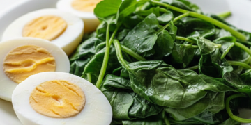 ما هي الأطعمة التي يجب تناول البيض معها لتحسين امتصاصه؟