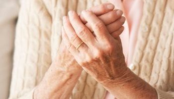 كيف تسيطر على آلام التهاب المفاصل فى الشتاء؟