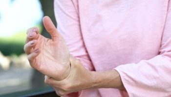 تصلب المفاصل في الشتاء.. لماذا يزداد الألم وطرق الوقاية من التيبس؟