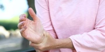 تصلب المفاصل في الشتاء.. لماذا يزداد الألم وطرق الوقاية من التيبس؟