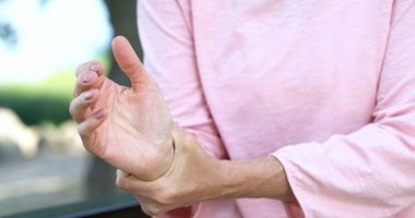 تصلب المفاصل في الشتاء.. لماذا يزداد الألم وطرق الوقاية من التيبس؟