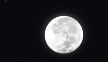 راقبوا السماء.. القمر يقترن بنجم السنبلة فى مشهد يرى بالعين المجردة الليلة