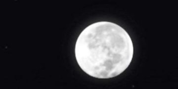 راقبوا السماء.. القمر يقترن بنجم السنبلة فى مشهد يرى بالعين المجردة الليلة