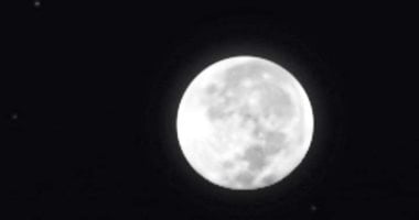 راقبوا السماء.. القمر يقترن بنجم السنبلة فى مشهد يرى بالعين المجردة الليلة